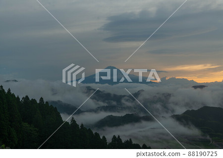 從靜岡縣靜岡市清水區吉原到雲海和富士山 從靜岡縣靜岡市清水區吉原到雲海和富士山 88190725