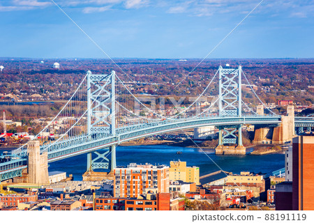 Benjamin Franklin Bridge Spanning the Delaware RIver from Philadelphia to Camden, New Jersey, USA. 88191119