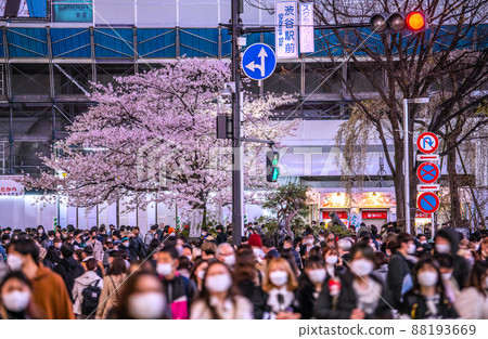 Tokyo cityscape in Japan Prevention of spread (while 6 waves continue) ... To increase again ... Sakura in Shibuya is in full bloom ... = March 29 88193669