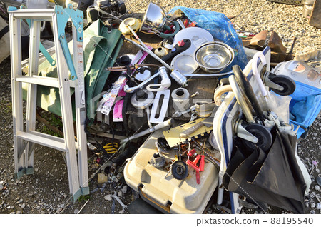 Oversized garbage. A pile of illegally dumped garbage. 88195540