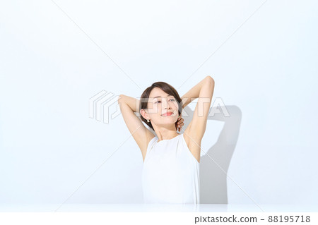 Women who are exposed to sunlight 88195718