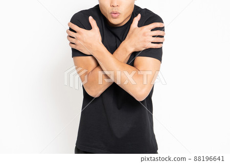 一名身穿黑色 T 恤的男子站在白色背景前，身體不適 88196641