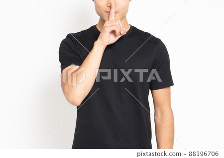 一個站在白色背景前做秘密手勢的男人 88196706