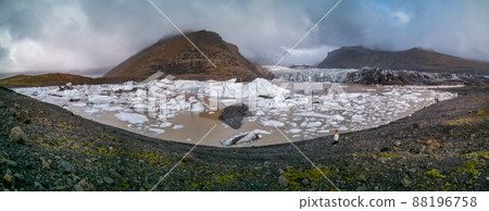 Glacier lake panoramic view with tourists 88196758