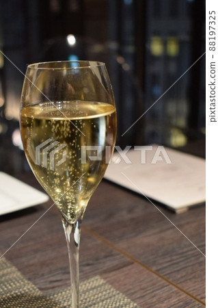 夜景和香檳 88197325