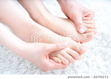 做足部護理的婦女的手 [部分切割] 88199214