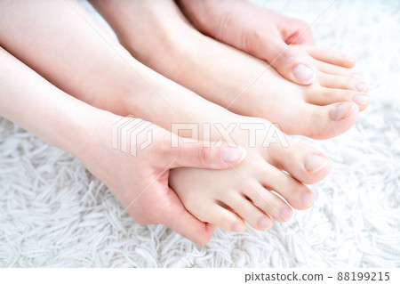 Hands of women doing foot care [Parts cut] 88199215