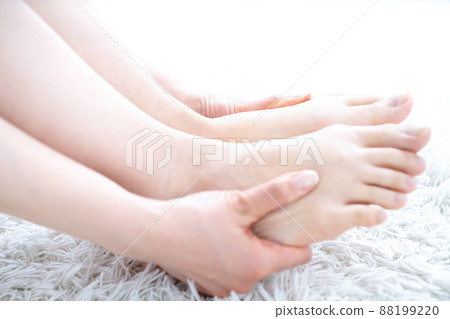 做足部護理的婦女的手 [部分切割] 88199220