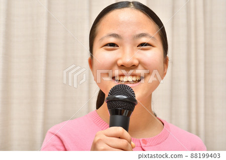 享受卡拉OK的女孩 88199403