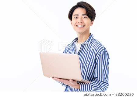 使用白色背景筆記本電腦的年輕人 使用白色背景筆記本電腦的年輕人 88200280