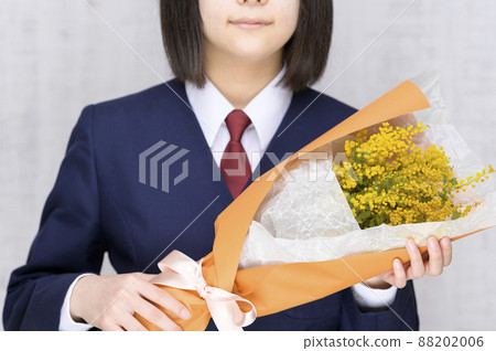 國際婦女節的形象,一個女人拿著一束含羞草 國際婦女節的形象,一個女人拿著一束含羞草 88202006