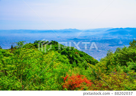 Fresh green of Mt. Katsuragi and Yamato Basin 88202037
