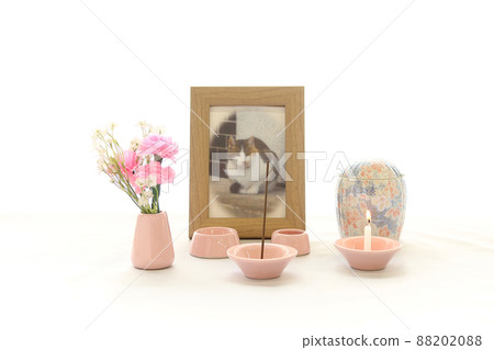 13 窗台上追悼會的寵物照片和骨灰盒 88202088