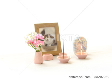 14 窗台上追悼會的寵物照片和骨灰盒 88202089