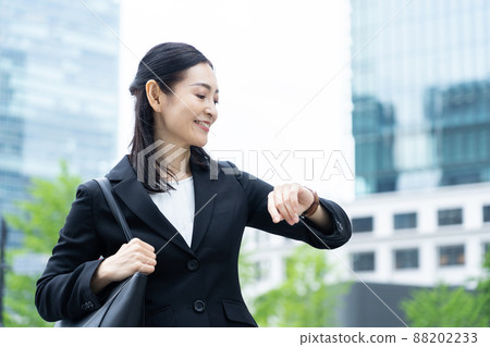 Business / work / business woman / OL / watch / time / late 88202233