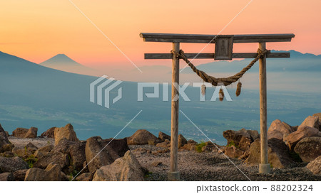 Dawn of Kurumayama (View of Mt. Fuji from Kurumayama Shrine) 88202324