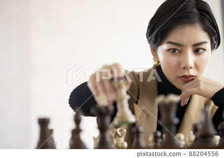 移動棋子的年輕女子 移動棋子的年輕女子 88204556