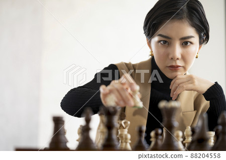 移動棋子的年輕女子 移動棋子的年輕女子 88204558
