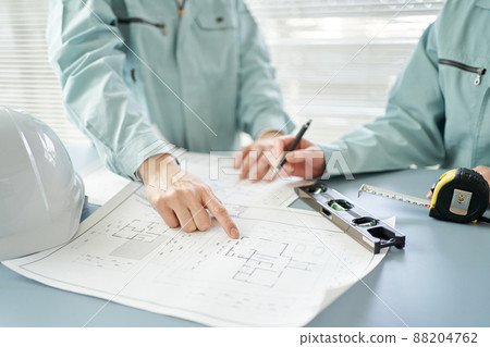 Asian workers having an architectural meeting 88204762