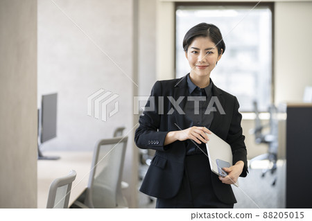 Smiling business woman Smiling business woman 88205015