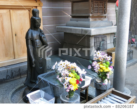 Togenuki Jizo Kannon in Sugamo's Togenuki Jizoson Koiwaji Temple 88206187