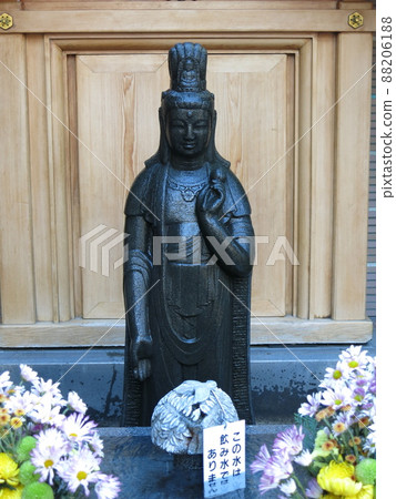 Togenuki Jizo Kannon in Sugamo's Togenuki Jizoson Koiwaji Temple 88206188
