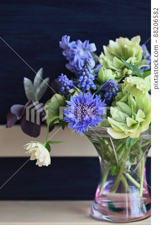 Flower arrangement with cool colors 88206582