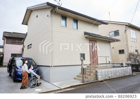 Women and men on wheelchairs Men and women on wheelchairs Women and men on wheelchairs Men and women on wheelchairs 88206923
