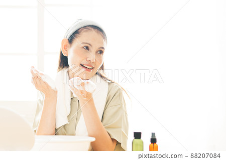 中年婦女用泡沫洗臉(微笑) 中年婦女用泡沫洗臉(微笑) 88207084