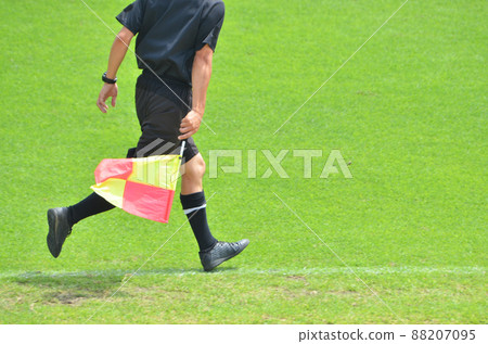 Youth soccer referee <09> (assistant referee running with a flag) 88207095