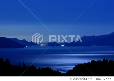 海在月光下閃閃發光 88207366