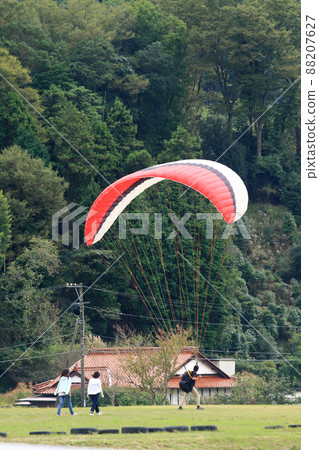 People who enjoy paragliding People who enjoy paragliding 88207627
