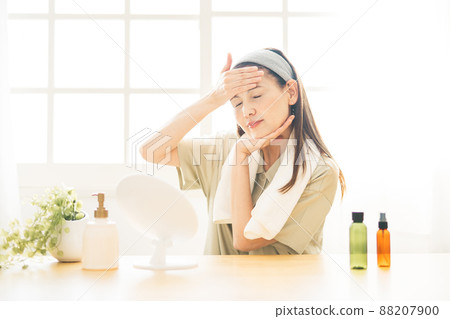 使用乳液的中年女性 使用乳液的中年女性 88207900