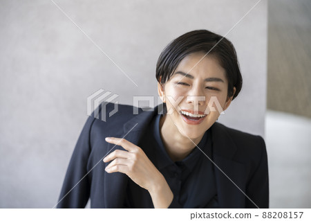 Smiley woman in her 30s portrait men's-like image 88208157