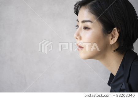 Profile of a woman in her thirties 88208340