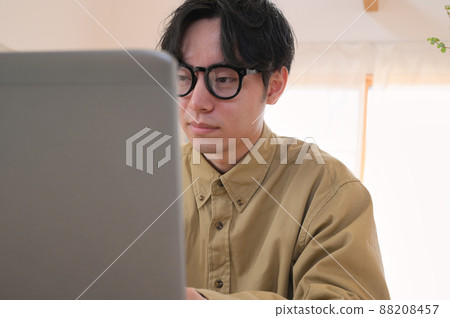 在家使用電腦工作的男士在家工作 88208457