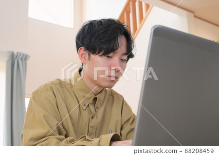 在家使用電腦工作的男士在家工作 88208459