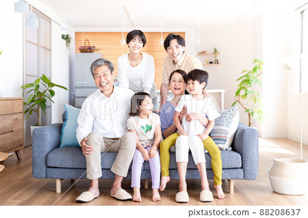 一家三代人在客廳放鬆 88208637