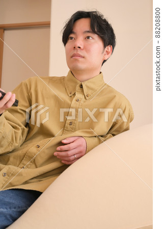 一個人在家裡放鬆時看電視假期 88208800