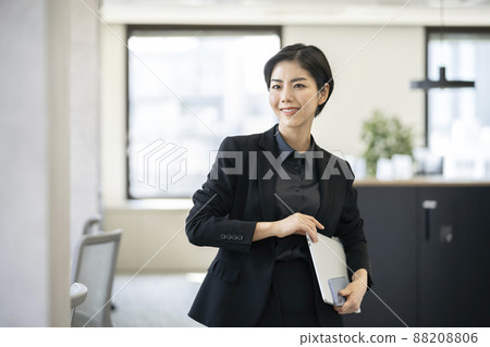 Smiling business woman Smiling business woman 88208806
