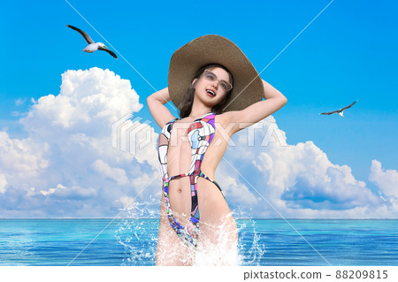 在海鷗飛翔的藍色大海的背景下,一位身著泳裝、戴著墨鏡和草帽的微笑女人 在海鷗飛翔的藍色大海的背景下,一位身著泳裝、戴著墨鏡和草帽的微笑女人 88209815