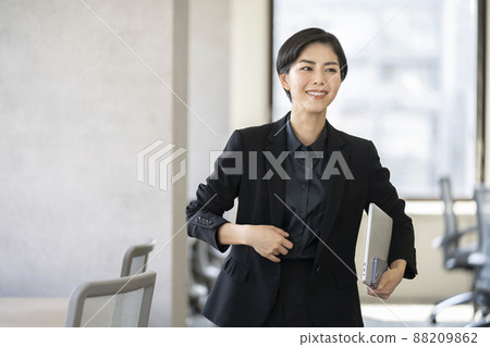 微笑的女商人 88209862