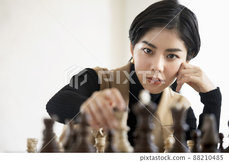 A woman who plays chess A woman who plays chess 88210485