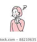 一個女人檢查她的皮膚 88210635