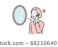 一個女人在鏡子裡檢查她的皮膚 88210640