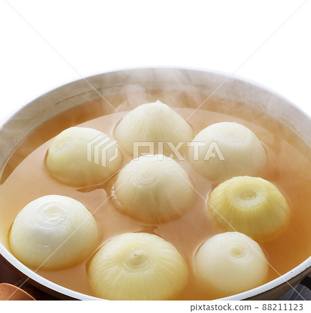 Whole new onion boiled in soup 88211123