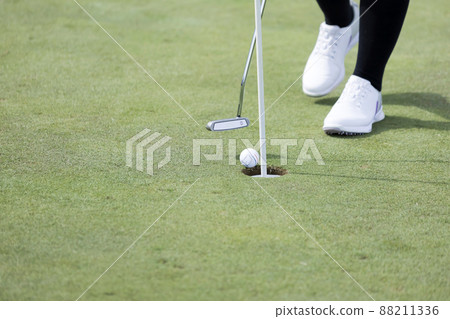 拿著高爾夫球的女人 88211336