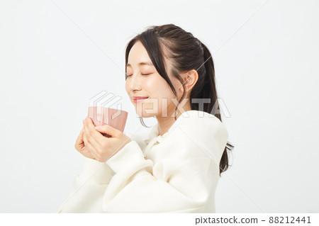 A young lady with a mug 88212441