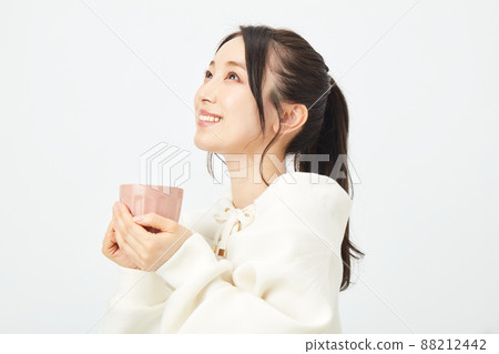 A young lady with a mug 88212442