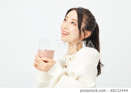 A young lady with a mug 88212444